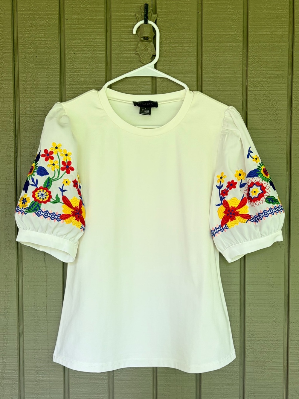Gracia NY Colorful Floral
Embroidered Puff Sleeve Top - Size
Medium